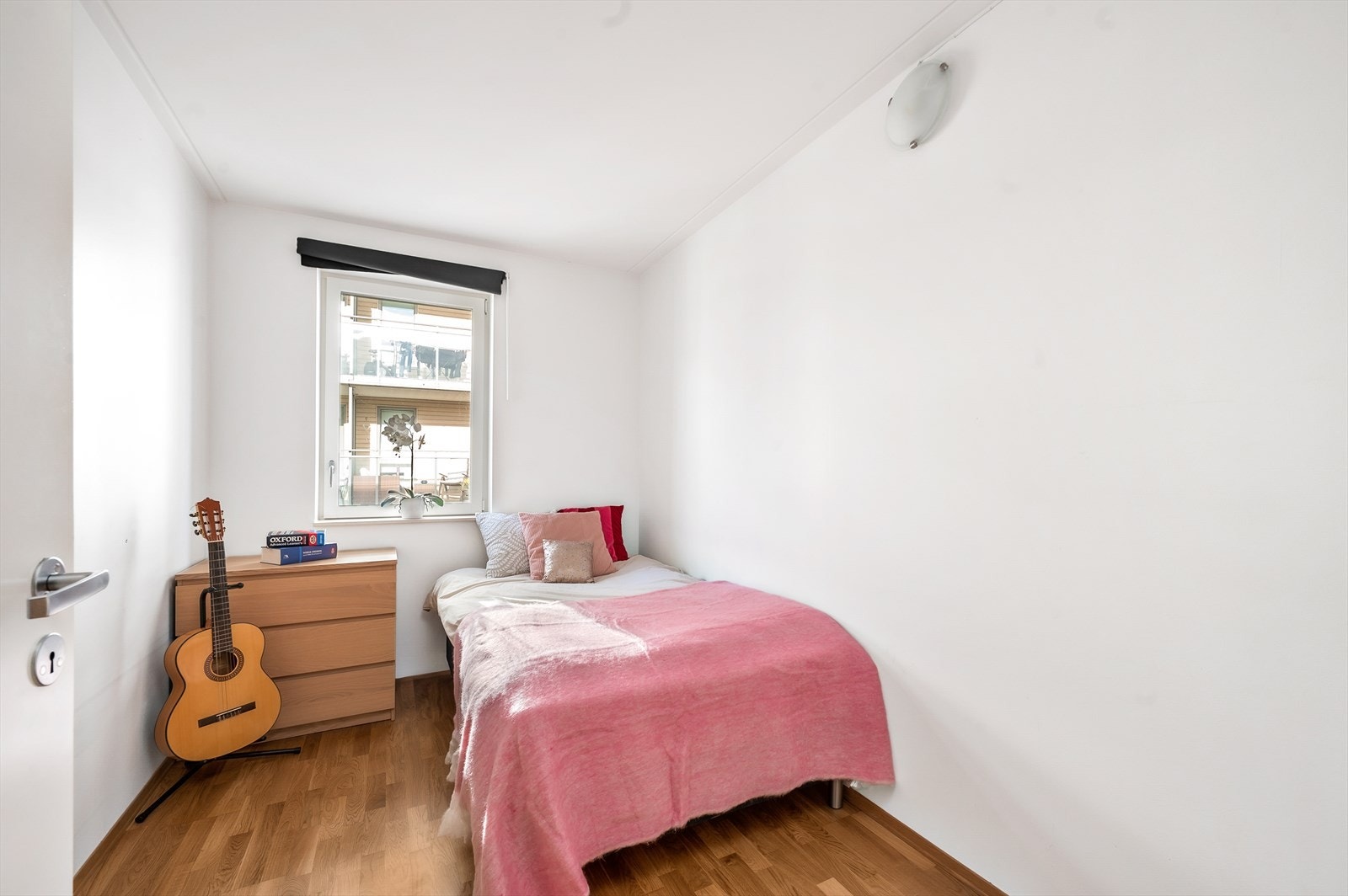 Fint soverom med plass til seng og tilhørende møblement Galleribilde