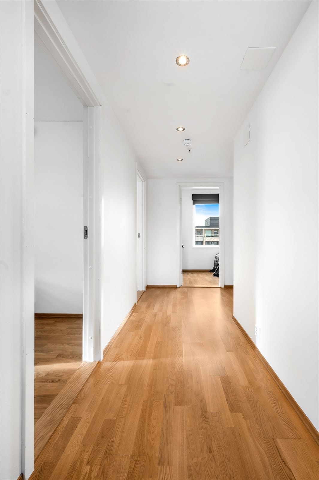 Fra stuen leder gangen til leilighetens 3 soverom og bad Galleribilde