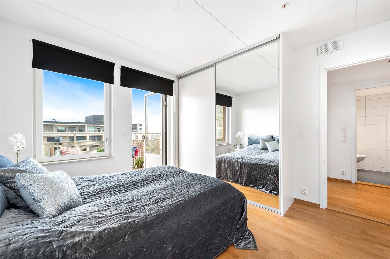 Skyvedørsgarderobe med skyvedørsfront vista plain med klart speil Galleribilde