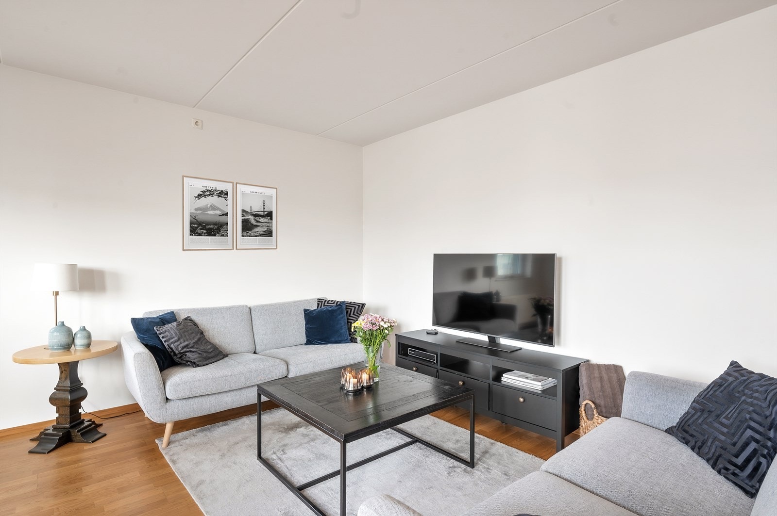 God plass til sofagruppe med tilhørende møblement Galleribilde