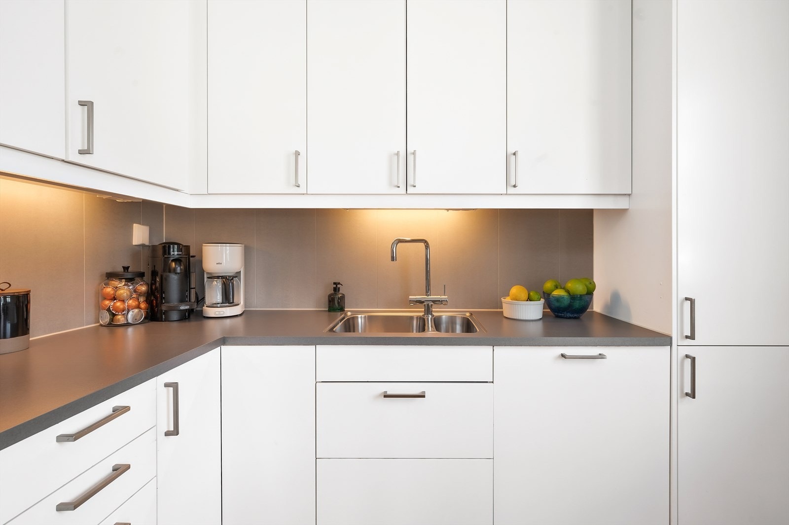 Benkeplaten av Zeus Antracit er både solid og estetisk tiltalende Galleribilde