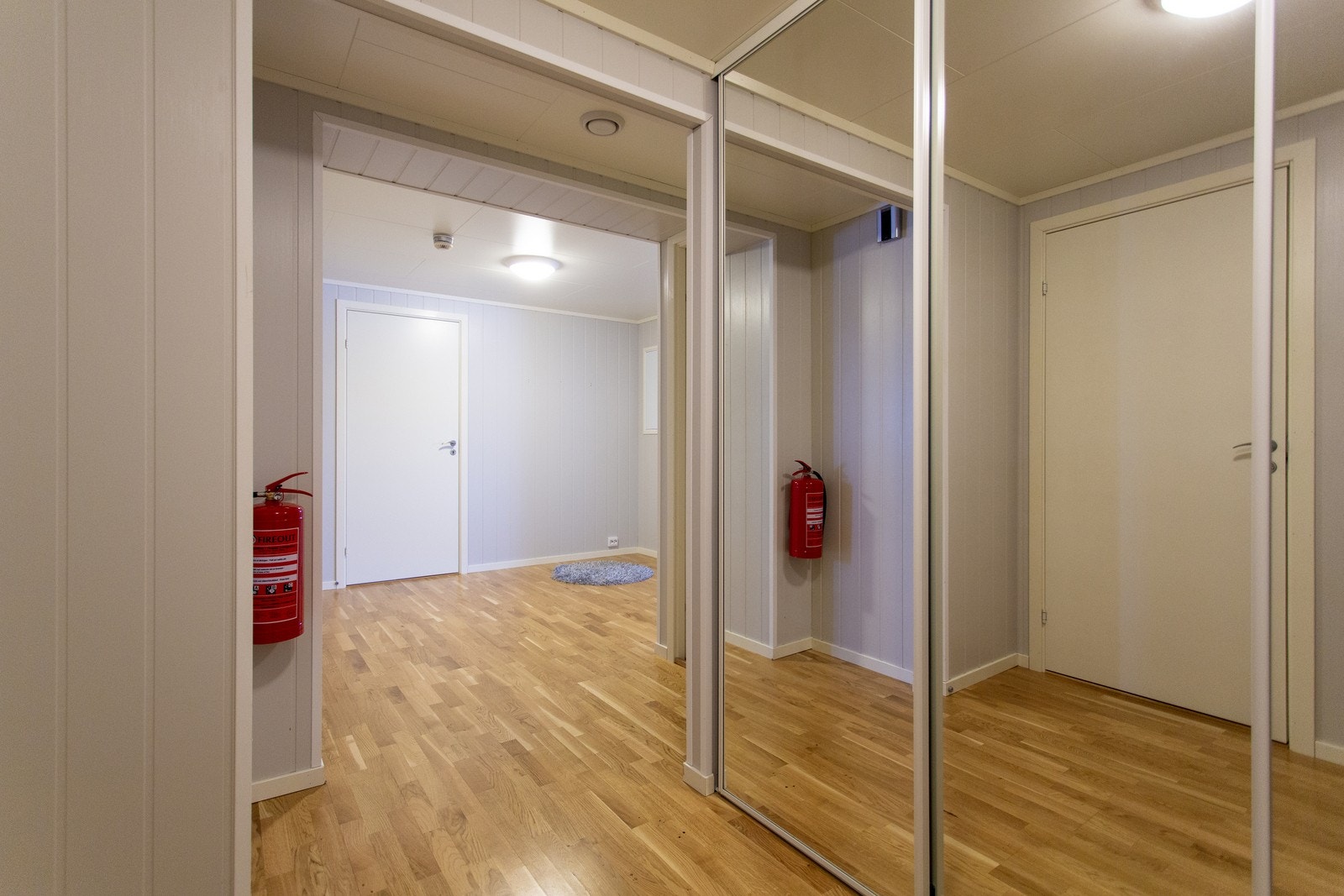 Skyvedørsgarderobe i entreen Galleribilde