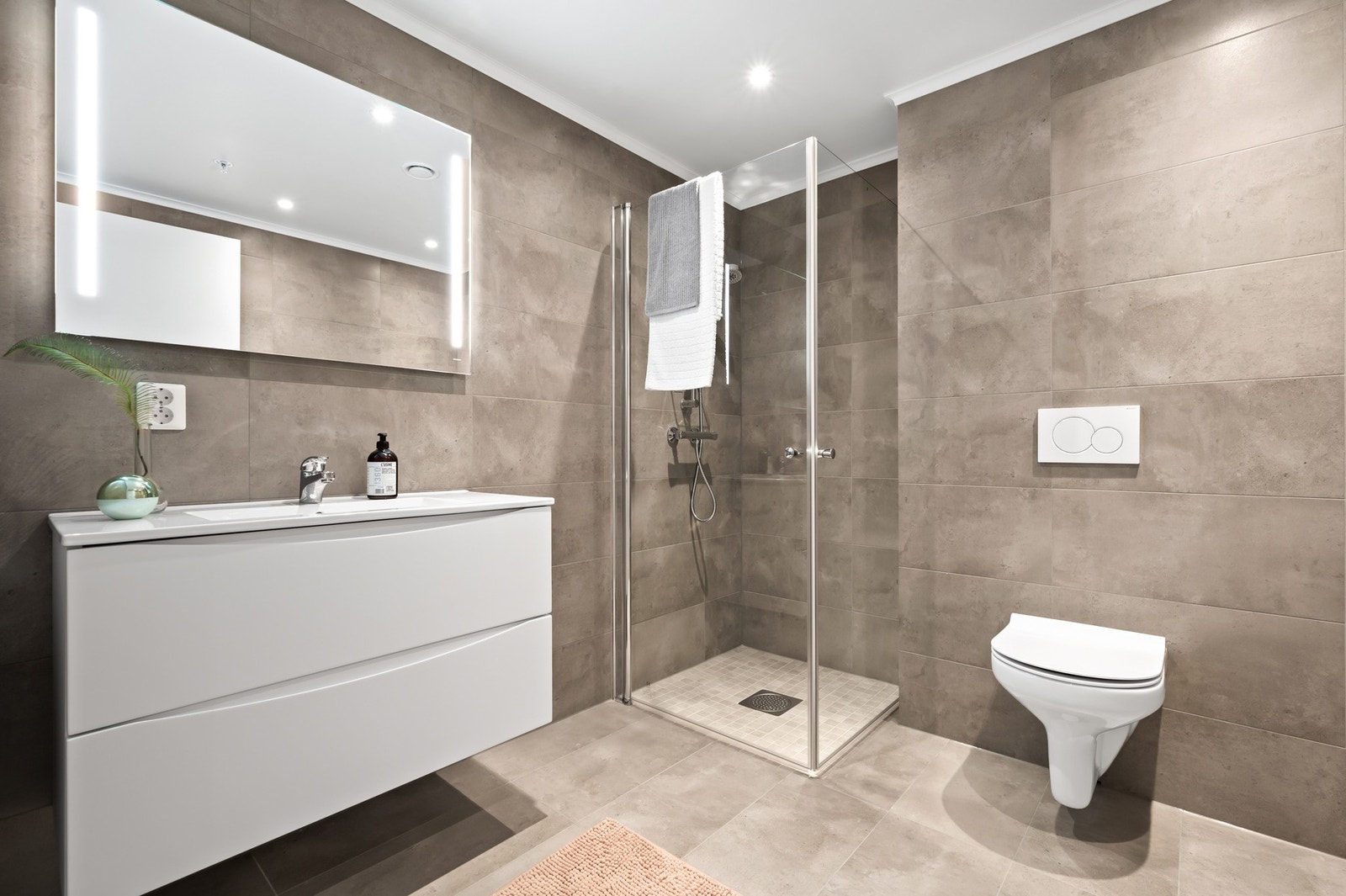 Lekkert bad med alt du trenger for en god start på dagen. Galleribilde