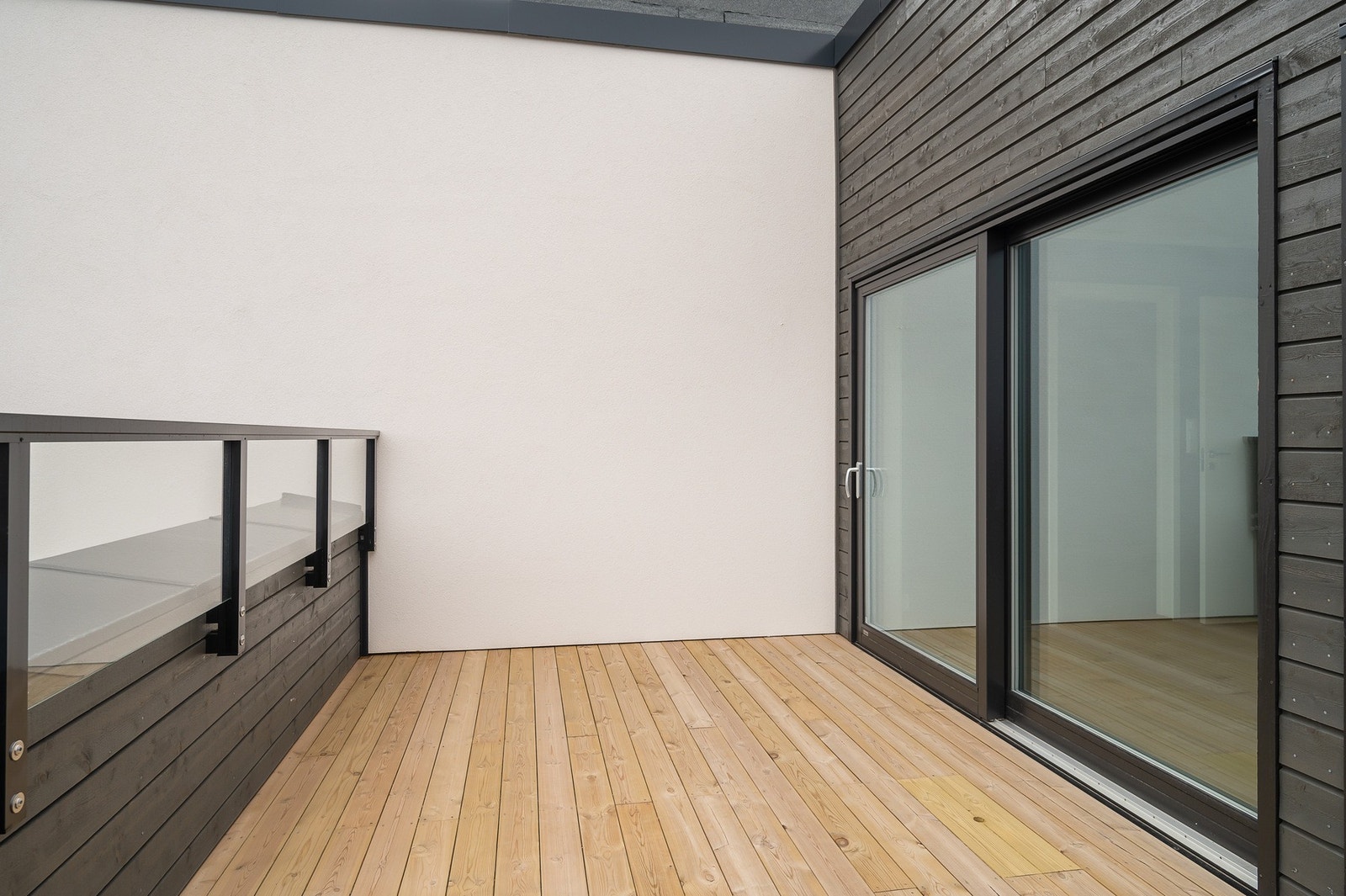 Balkongen har god plass til utemøbler og friske blomster og planter i krukker. Galleribilde