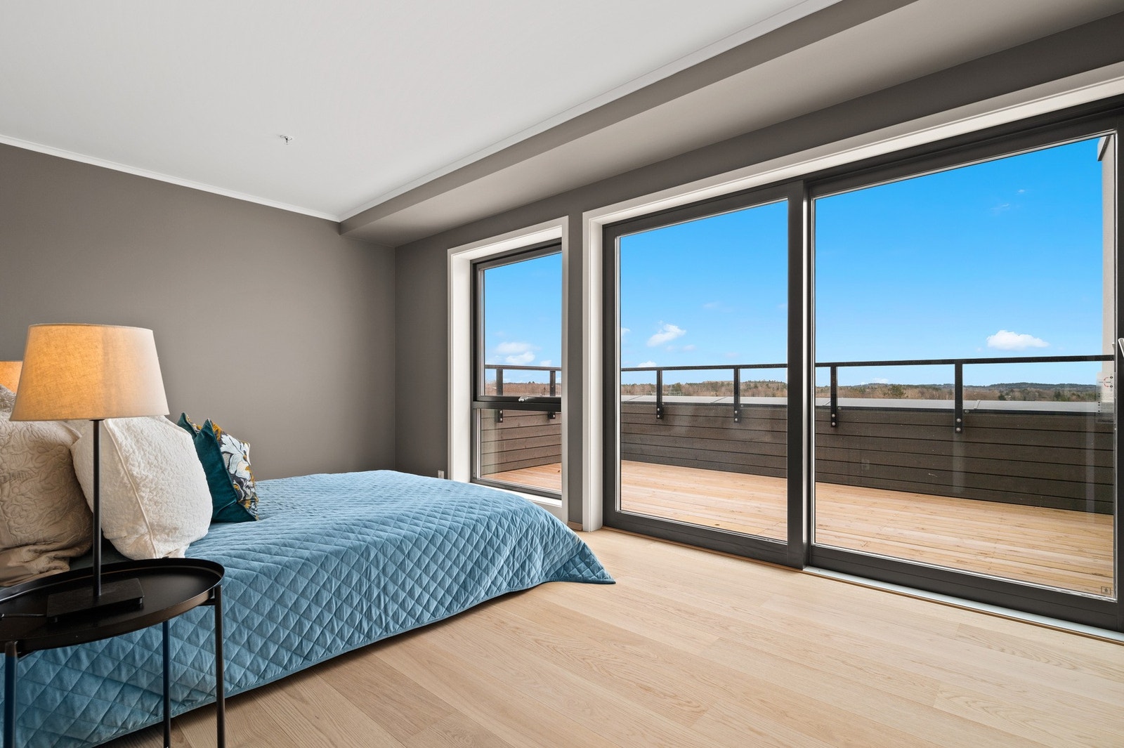 Fra hovedsoverommet er det utgang til en fin balkong. Galleribilde