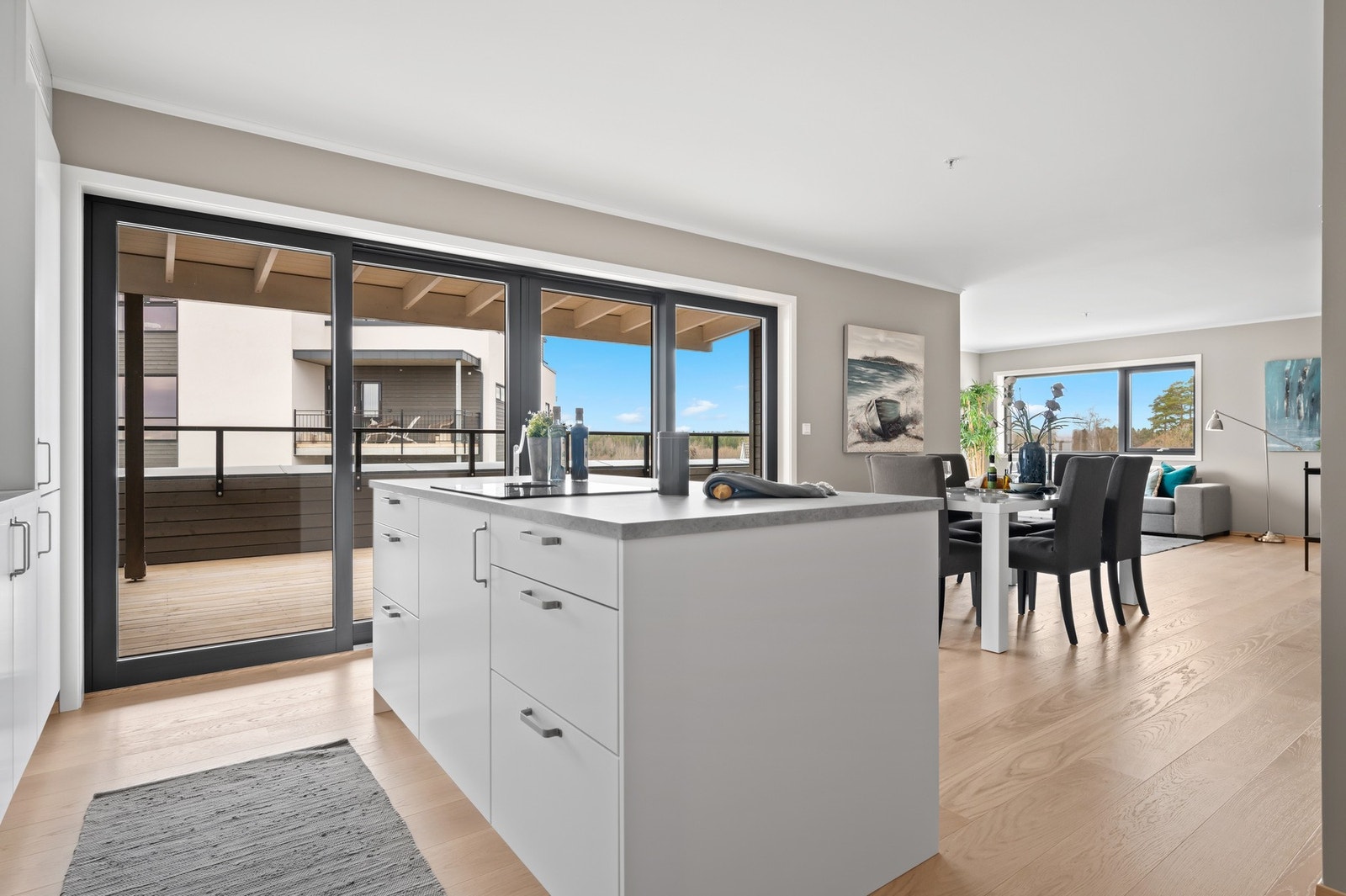 Stilig kjøkkenøy gir både ekstra plass til matlaging, men er også super de gangene du har middagsgjester slik at du kan underholde gjestene mens du lager mat. Galleribilde