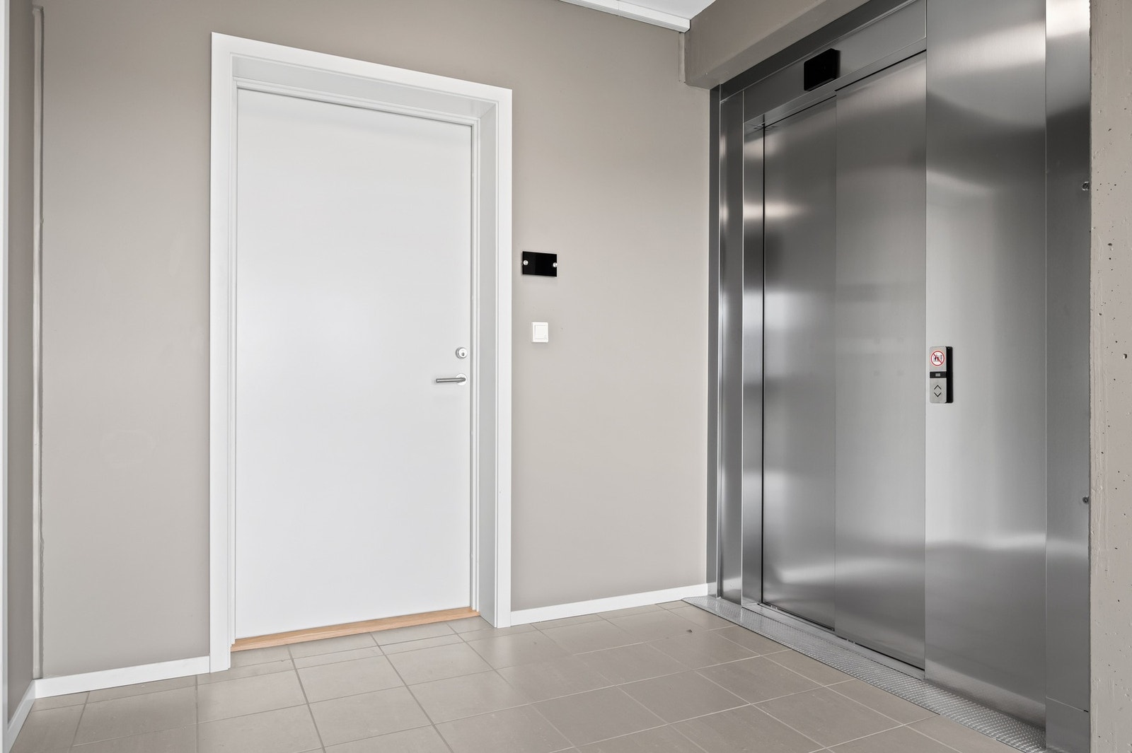 Det er heis i bygget som sørger for trinnfri adkomst til leiligheten som ligger i 4. etasje. Galleribilde