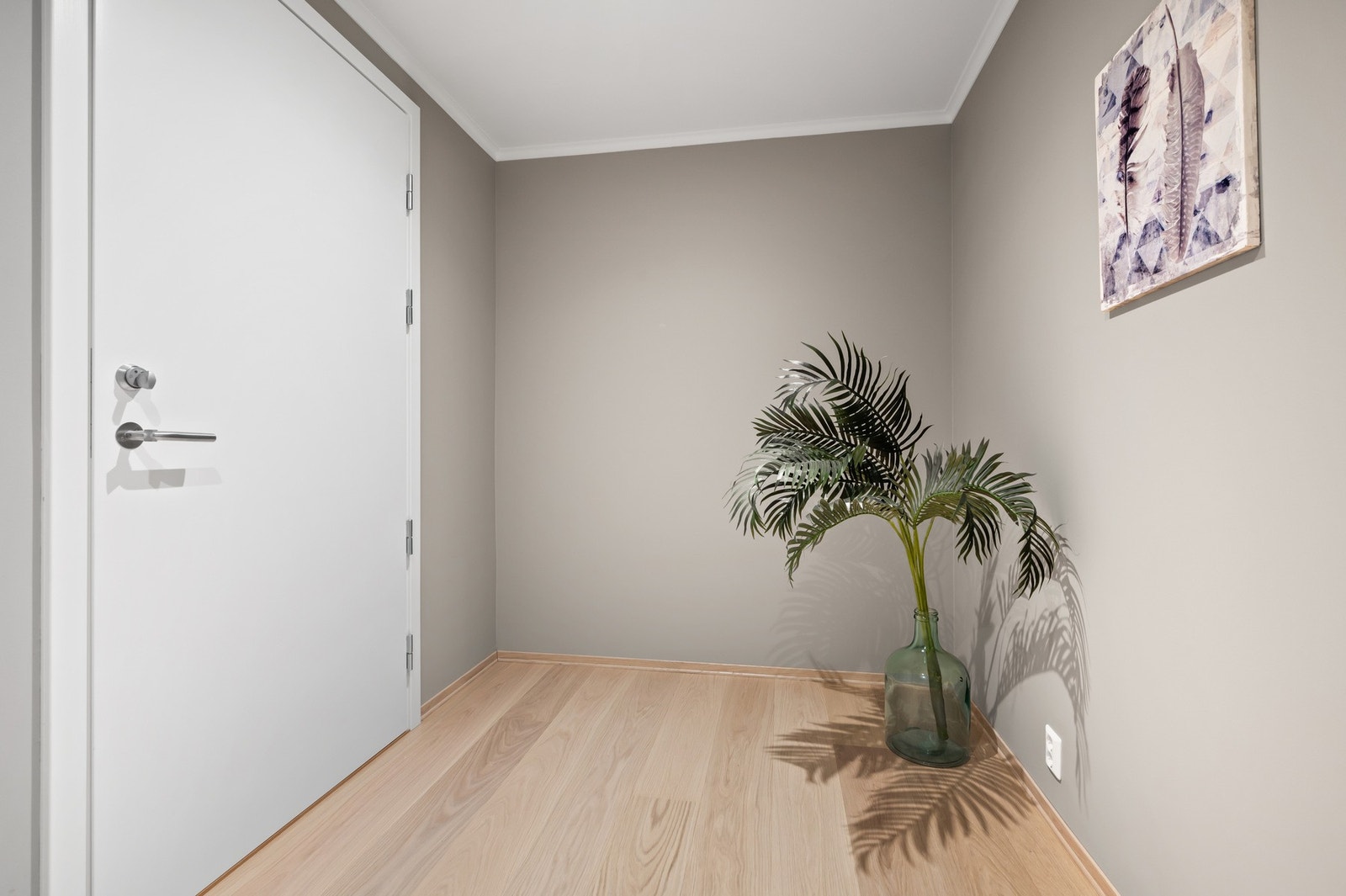 Velkommen inn! Stor gang gir deg rikelig med plass til oppbevaring av yttertøy og sko. Galleribilde