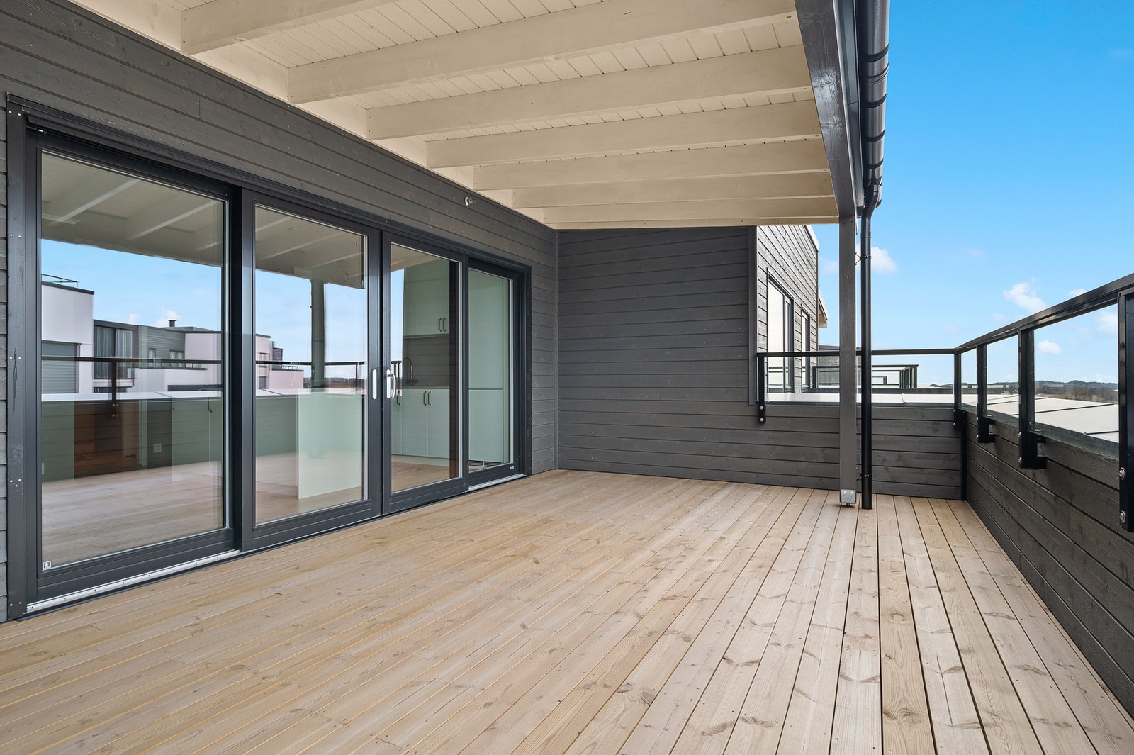 Uteplassen er delvis takoverbygget slik at du sitter mer skjermet for vær og vind. Galleribilde