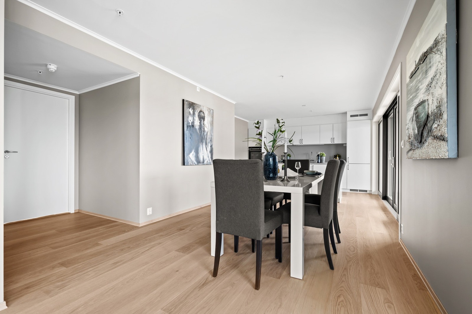 Spisestua er plassert mellom kjøkkenet og stua og skaper et fint skille mellom disse rommene. Galleribilde