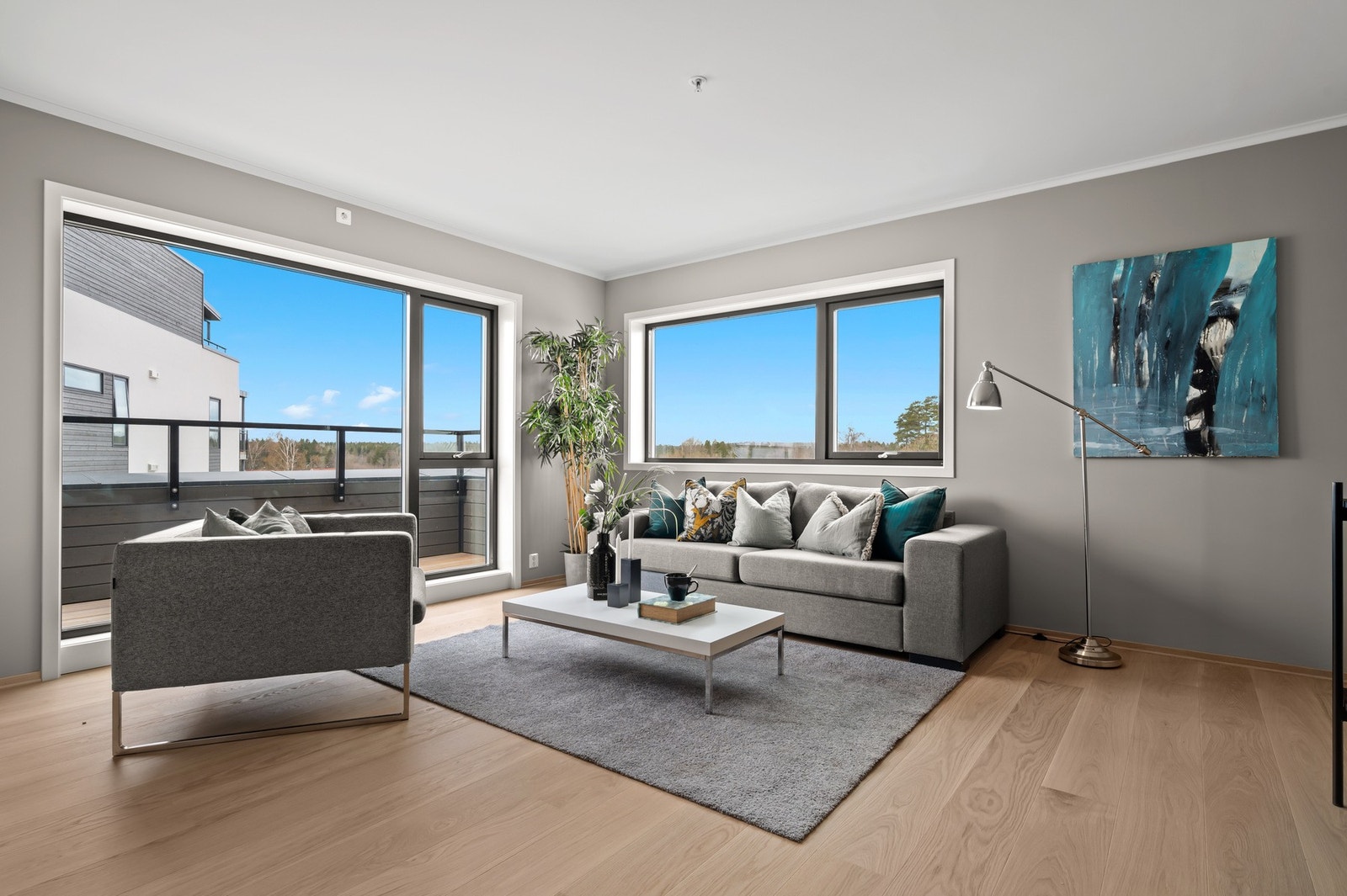 Stue med god plass til ønsket møblement. Den moderne fargepaletten gjør det enkelt å innrede. Galleribilde