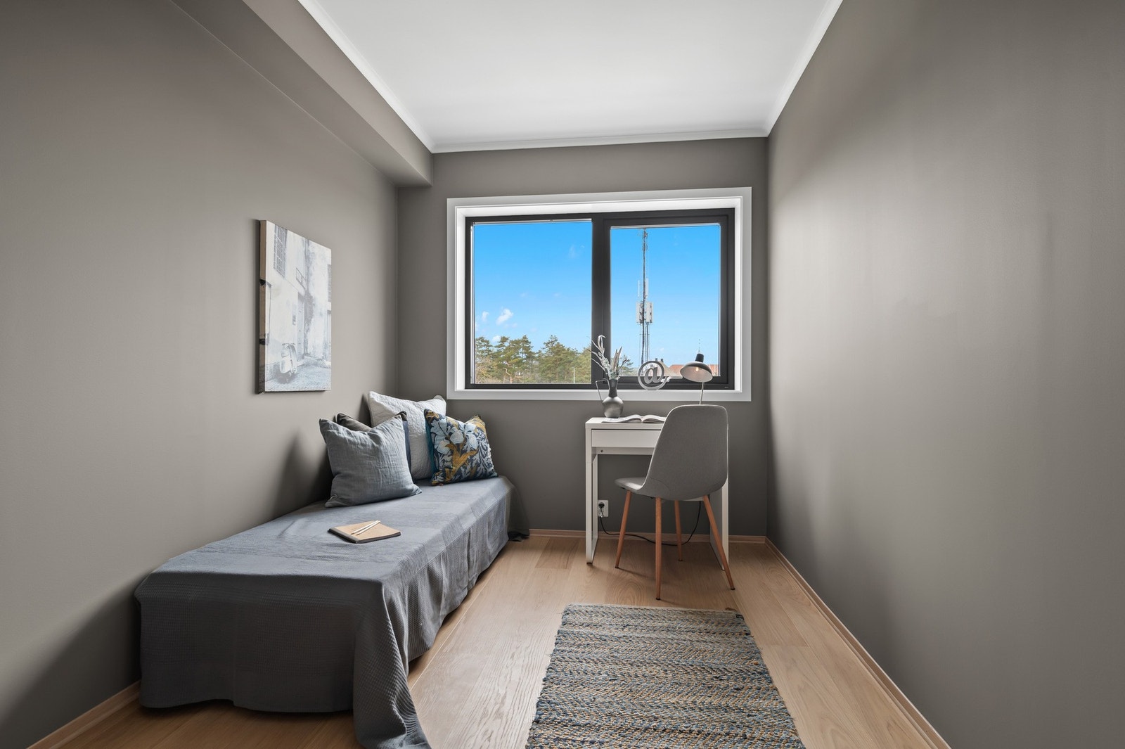 Soverom med god plass - dette rommet fungerer også utmerket som kontor. Galleribilde