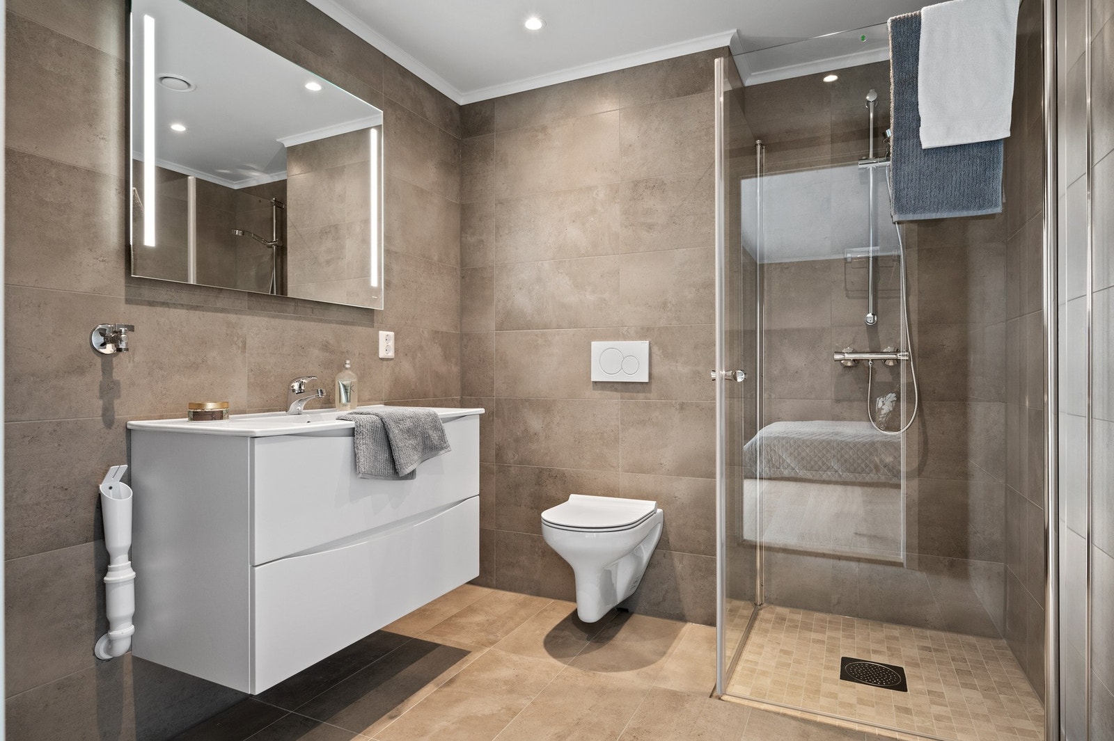 Leiligheten har 2 bad - dette badet har i tillegg opplegg til vaskemaskin. Galleribilde