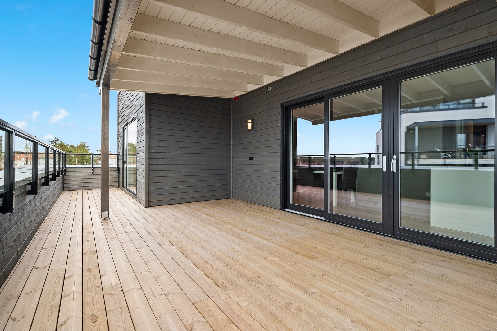 Fra kjøkkenet er det utgang til en stor balkong. Galleribilde