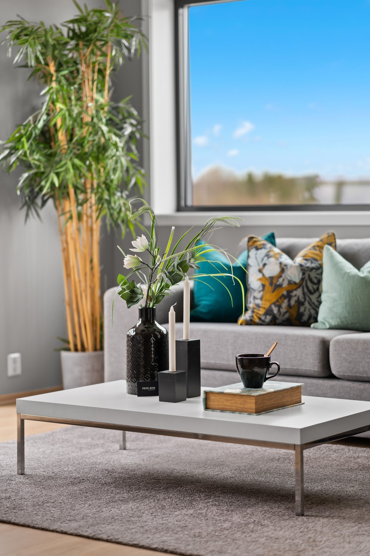 Du legger også raskt merke til de store vinduene som slipper dagslyset inn. Galleribilde