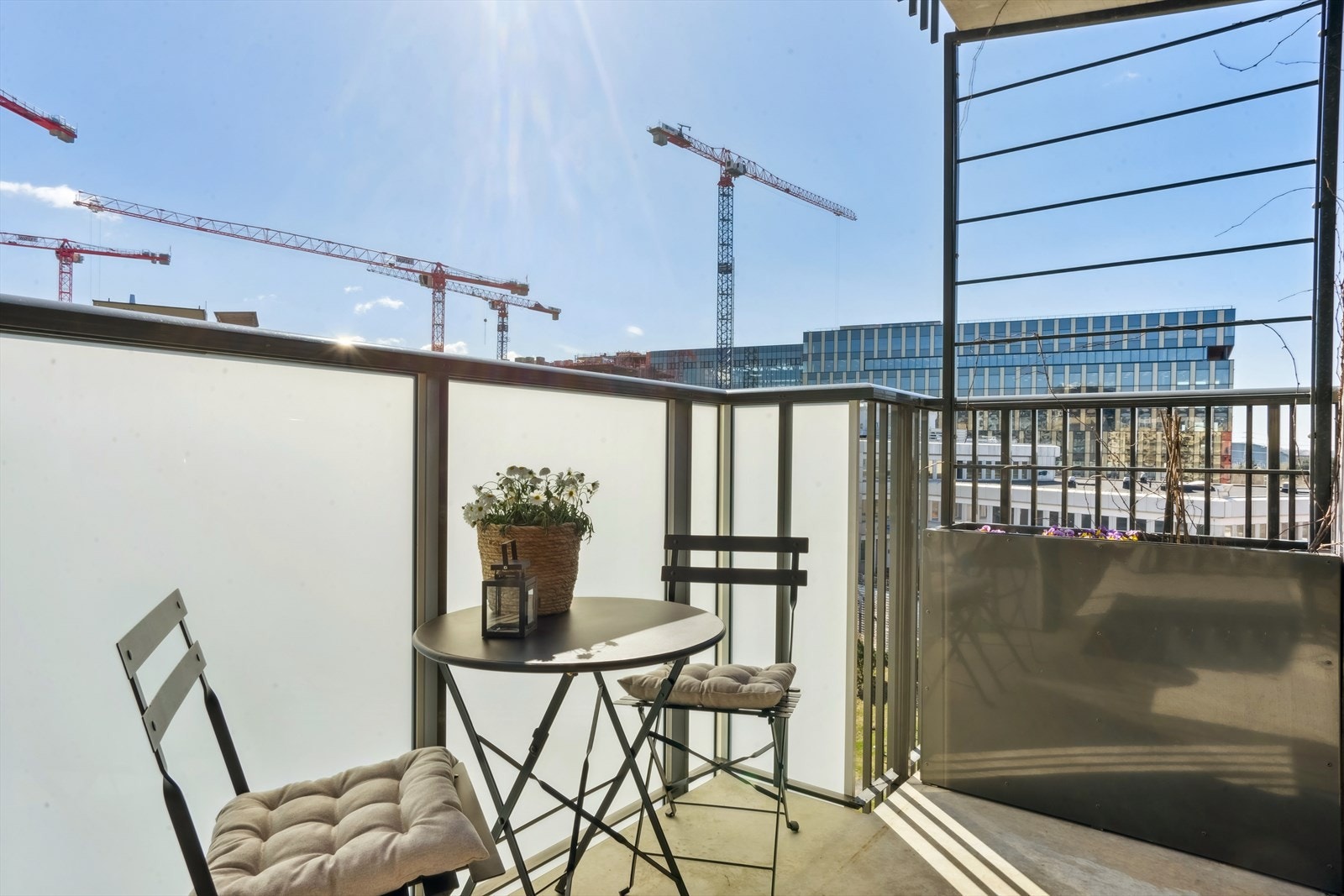 Estetisk tiltalende balkongområde, ideelt for avslappende ettermiddager utendørs. Galleribilde