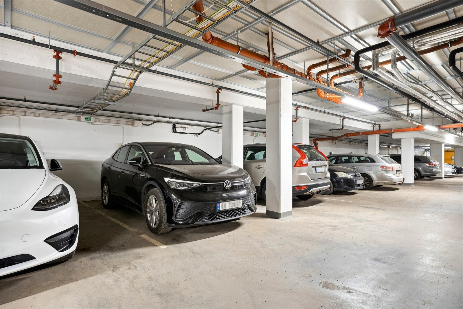 Sikker underjordisk parkering tilgjengelig, med god plass Galleribilde