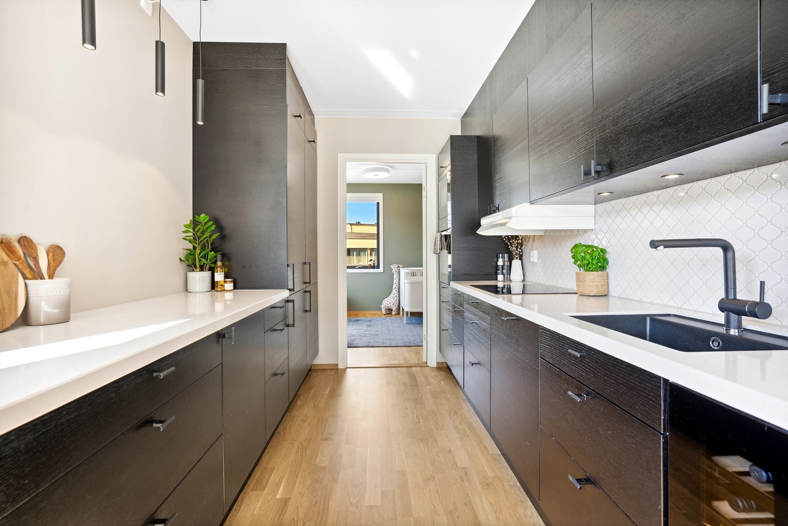 Lekkert kjøkken med høy funksjonalitet og elegant design. Galleribilde