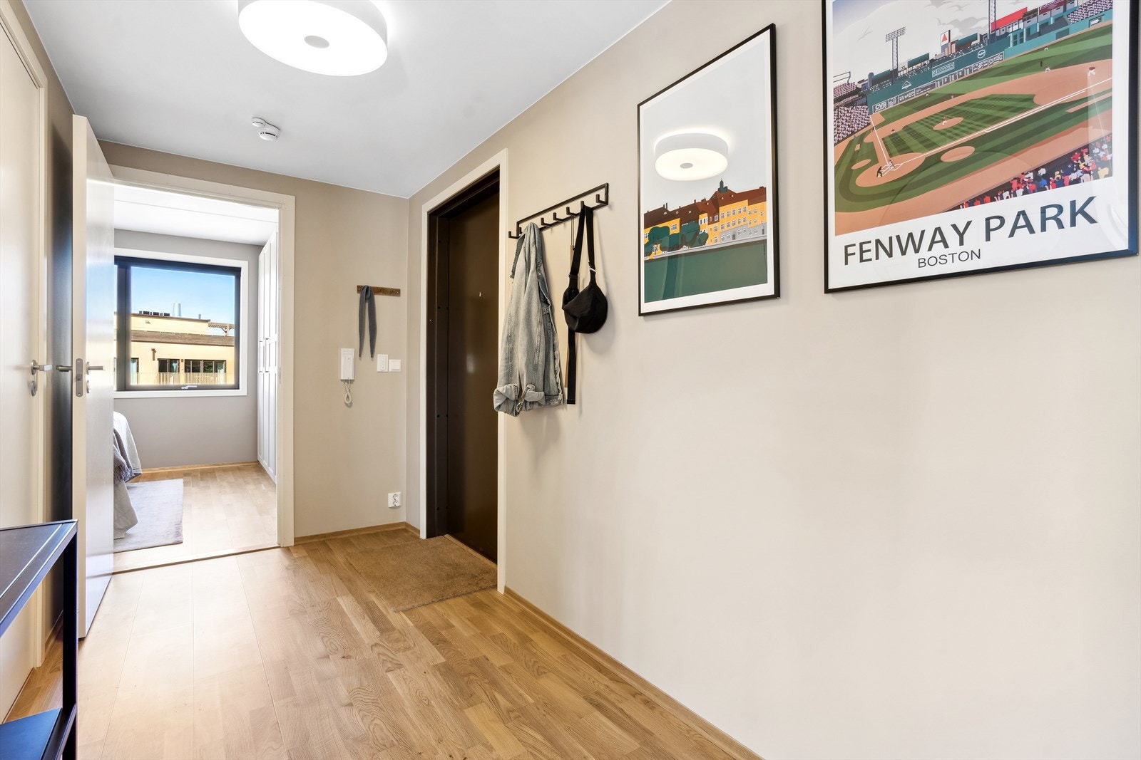 Romslig entré som skaper en varm velkomst med elegante detaljer. Galleribilde