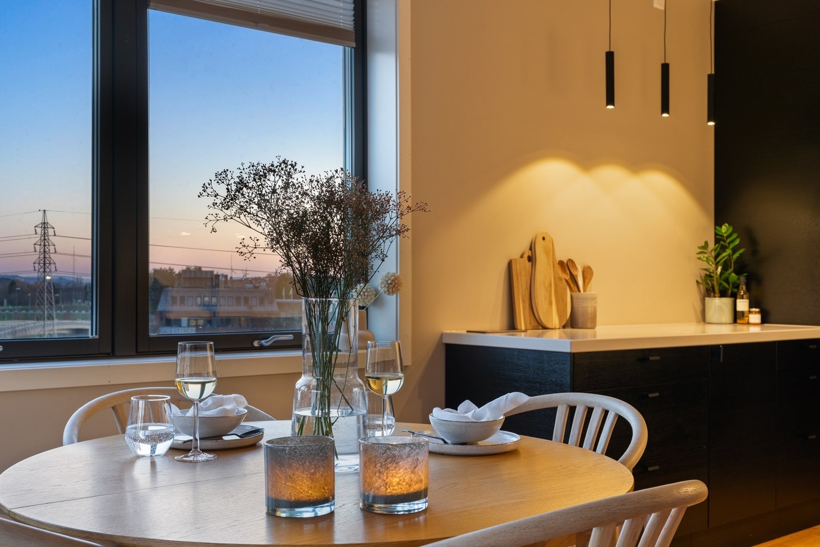 Intim spiseplass ved vinduet fremhever den fantastiske aftenutsikten. Galleribilde