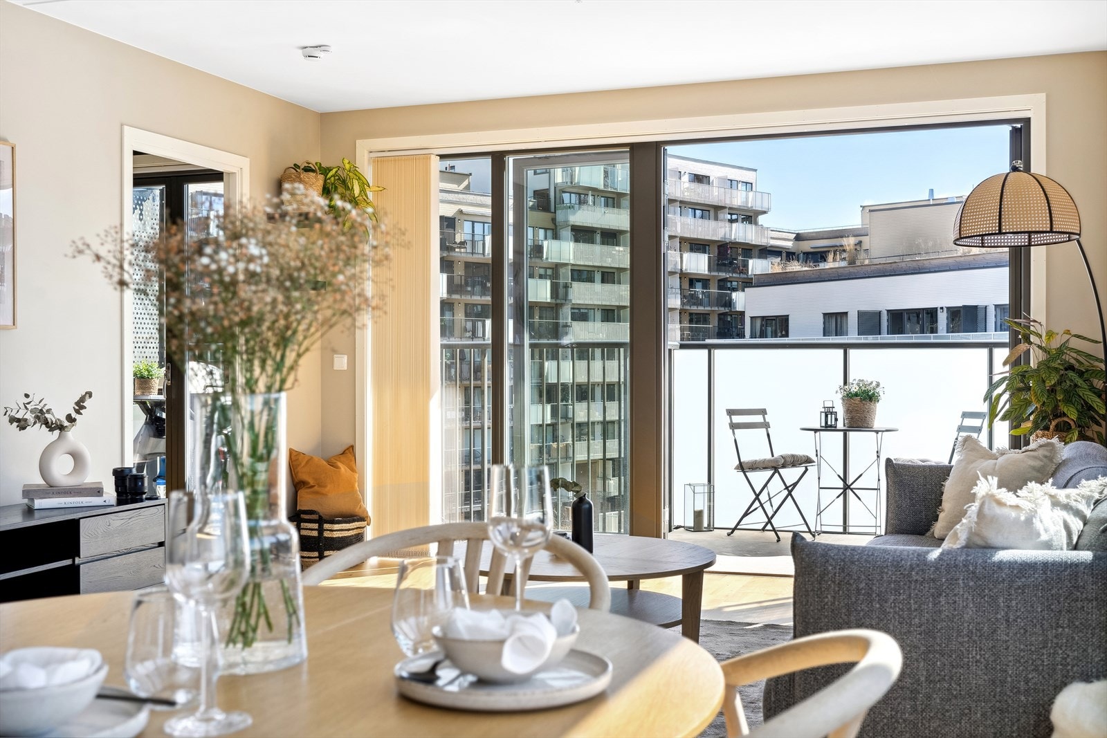 Stue som kombinerer komfort og stil, med delikat tilgang til en innbydende balkong. Galleribilde