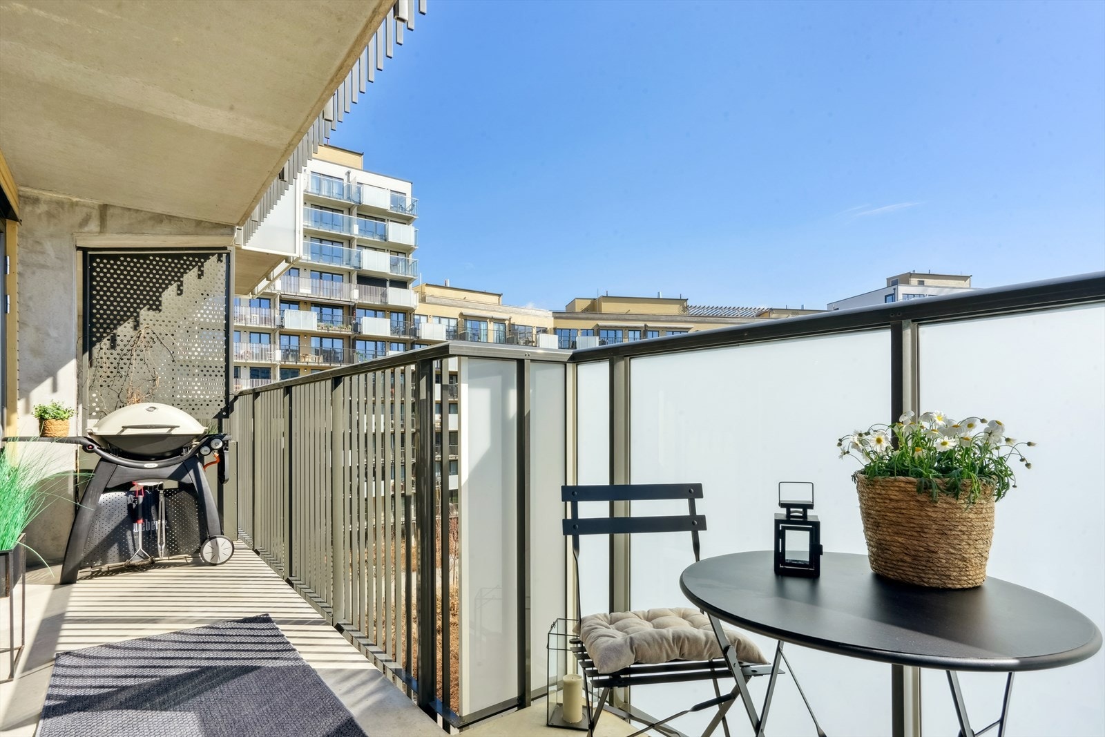 Balkong med området for avslapping, gir flott utsikt over bymiljøet. Galleribilde