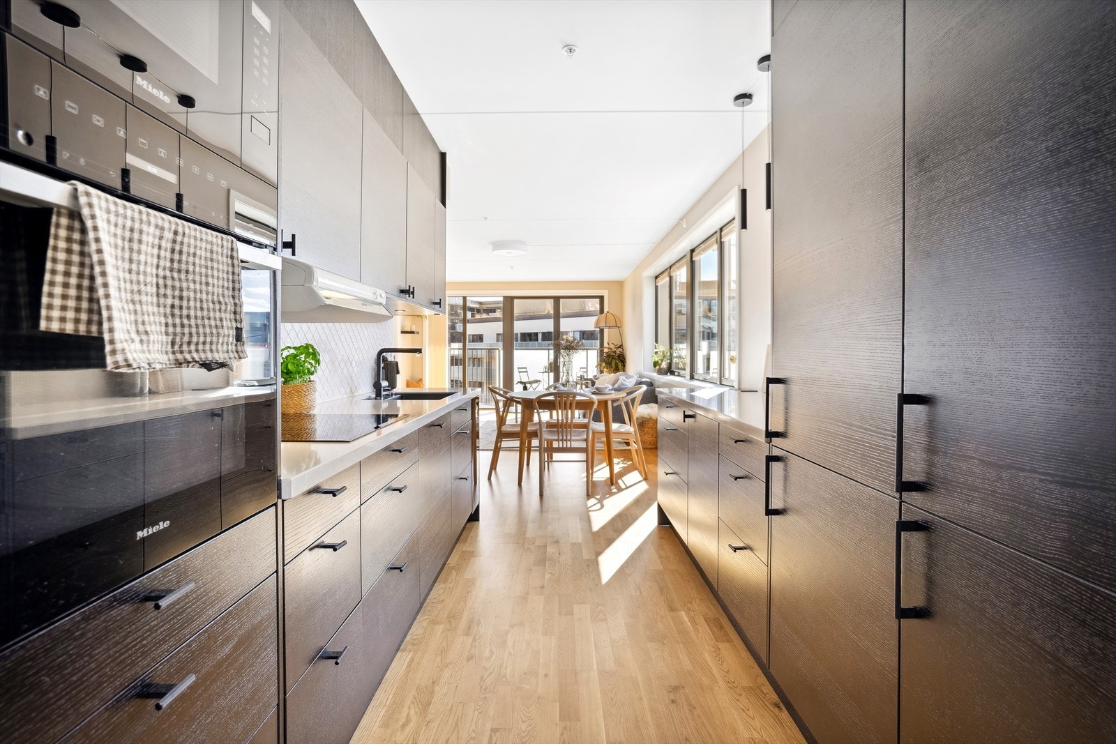 Stort moderne kjøkken med generøse arbeidsflater og moderne utstyr. Galleribilde