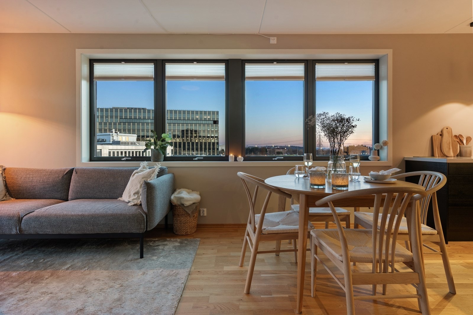 Stue og kjøkkenarealet fosser i kveldssol, ideelt for samvær. Galleribilde