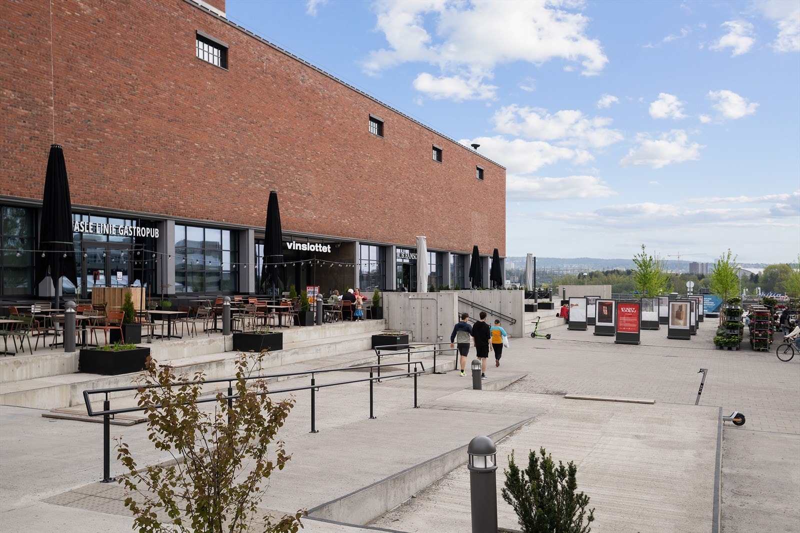 Vinslottet er også innen gangavstand fra leiligheten og her finner man blant annet Hasle Linie Gastropub, W.B. Samson og Spar. Galleribilde