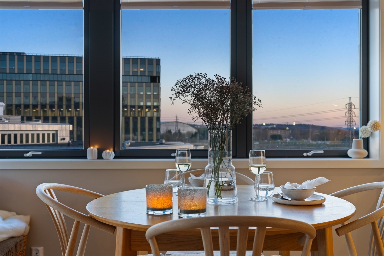 Spiseområde med fengende aftenutsikt, perfekt for måltider med venner. Galleribilde