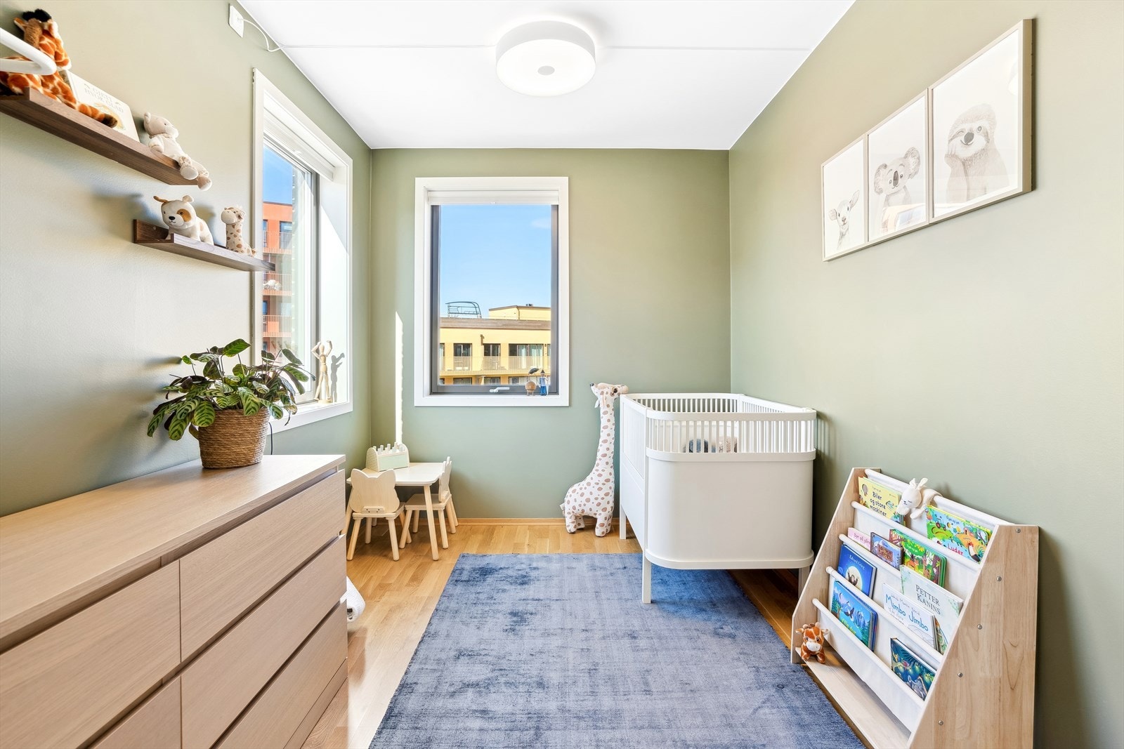 Moderne barnerom med plass for oppbevaringsløsninger og koselig interiør. Galleribilde