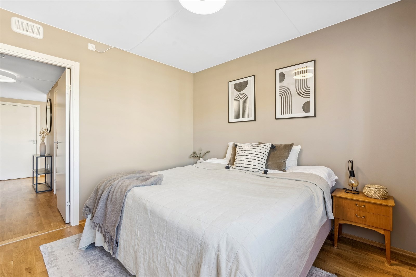 Romslig soverom med elegante dekorative detaljer og behagelig atmosfære. Galleribilde