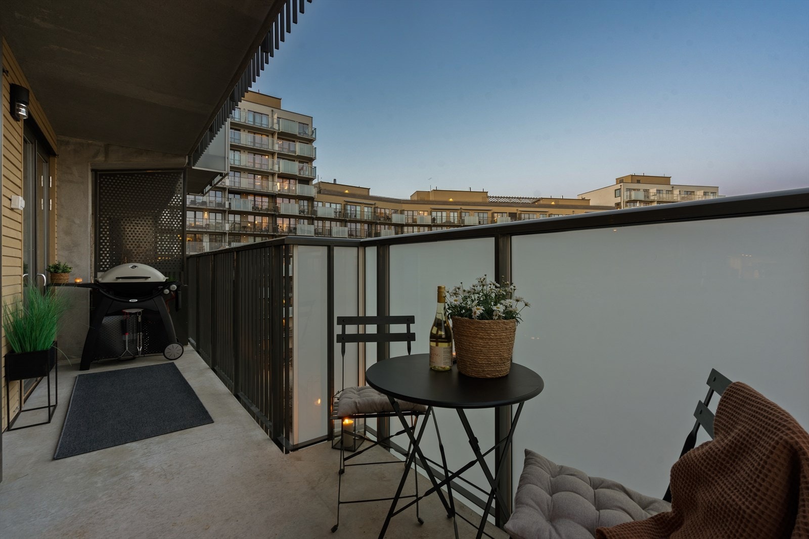 Koselig balkong, perfekt for urbane morgenstunder. Galleribilde