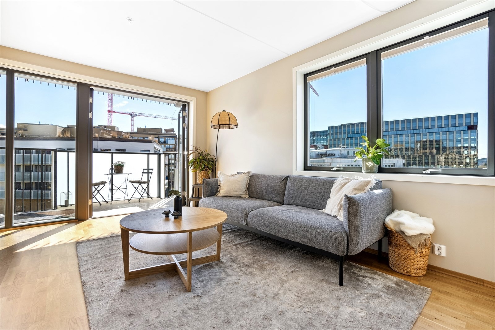 Stilfull stue med balkongtilgang, tilbyr perfekte rammer for avslapning og underholdning. Galleribilde