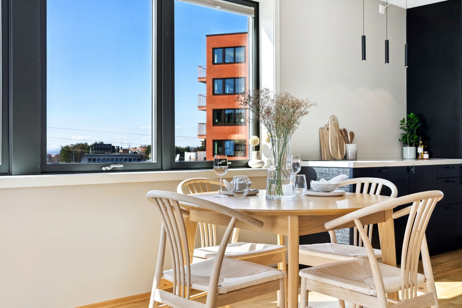 Kjøkken med fantastisk utsikt og moderne design, perfekt for hjemmekokken. Galleribilde