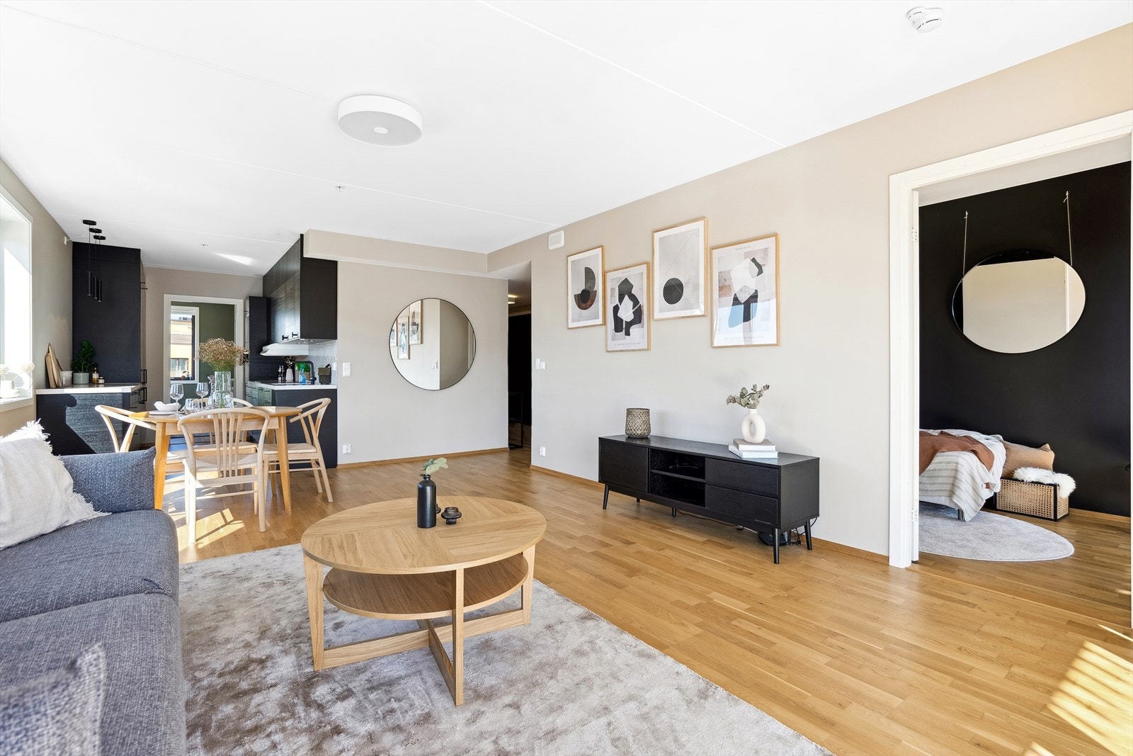 Åpen stue med elegant kjøkken Galleribilde