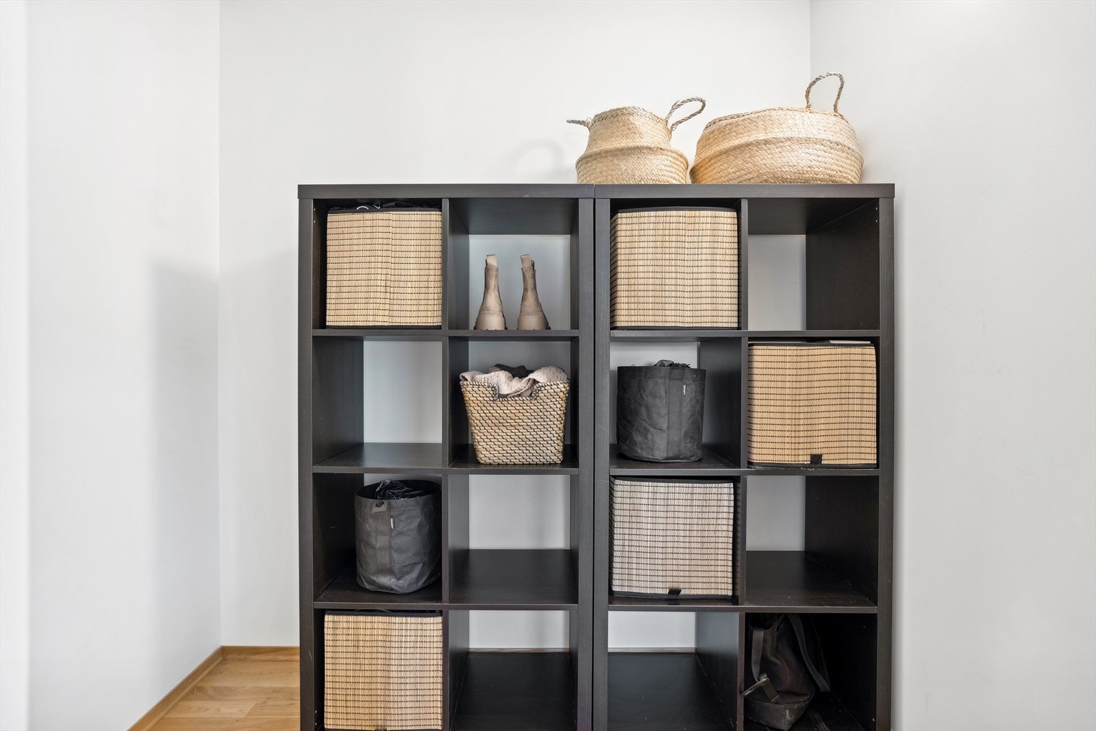 Funksjonell lagringsplass med ryddige og moderne løsninger. Galleribilde