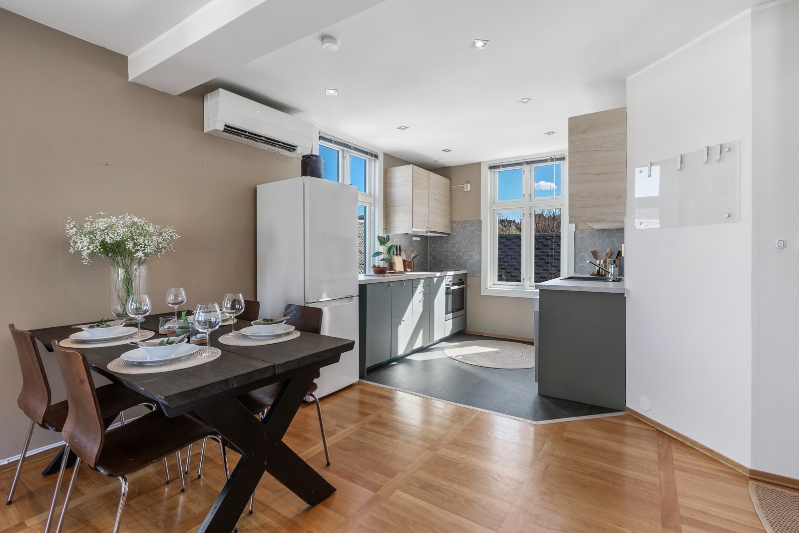 - Merk varmepumpe som sørger for behagelig innetemperatur uansett årstid - Galleribilde