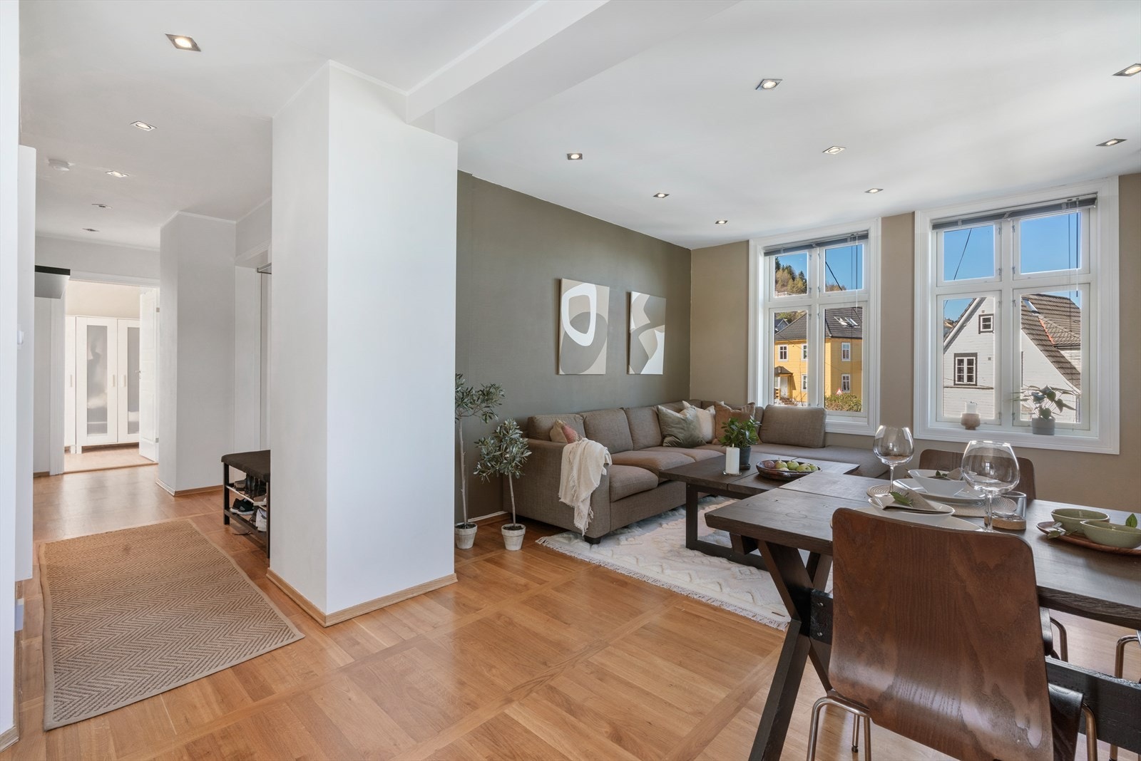 - Legg merke til den nydelige heltregulvet/parketten som strekker seg gjennom store deler av leiligheten - Galleribilde