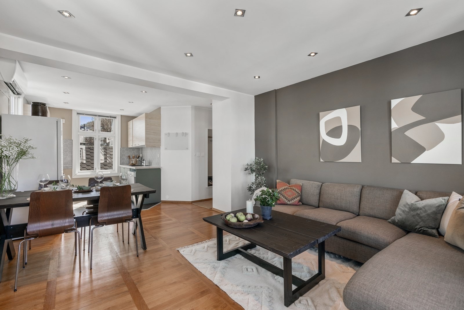 - Stue/kjøkken måler 26,7 m² - Galleribilde