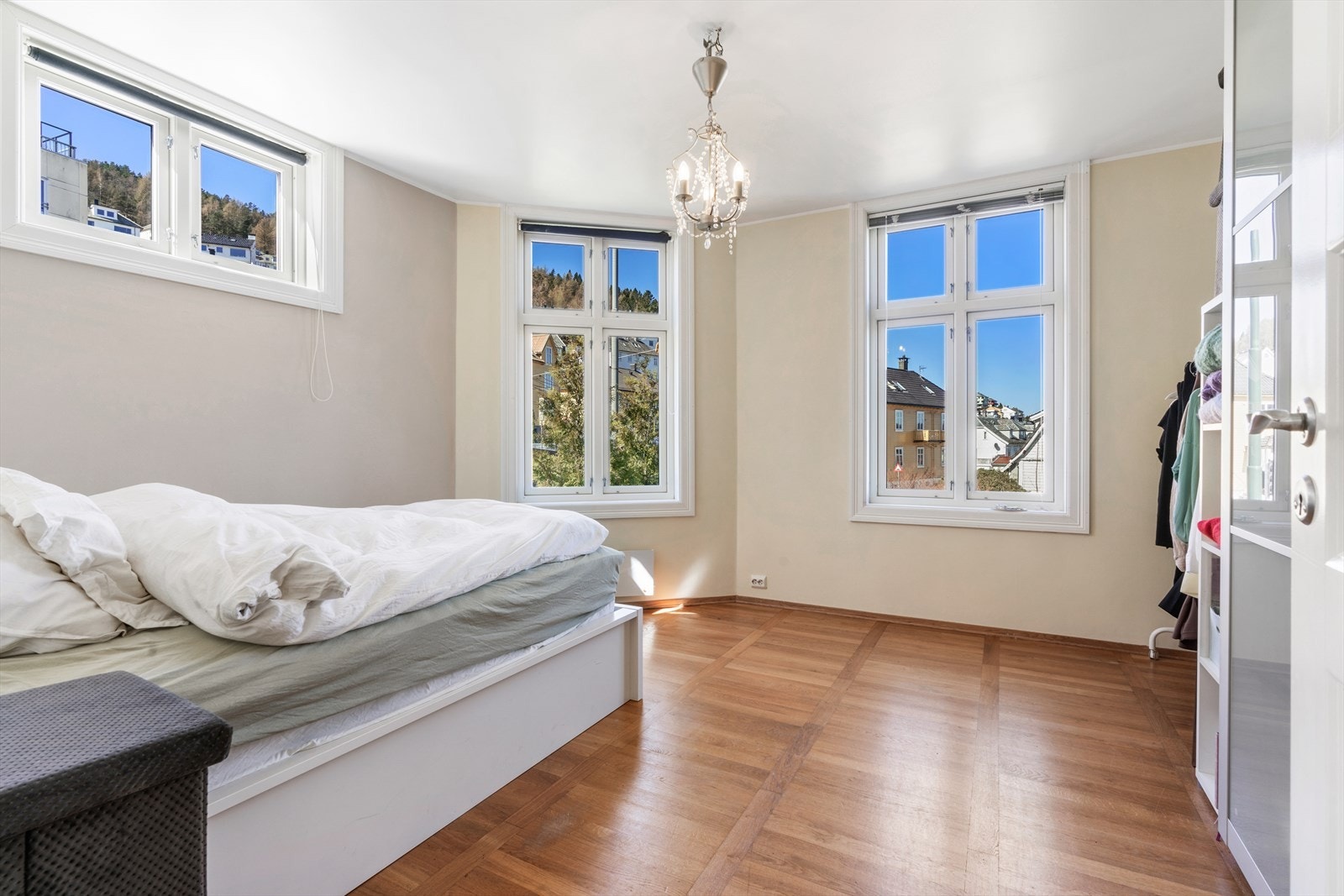 - Stort og flott soverom med mange vinduer som slipper inn naturlig lys - Galleribilde