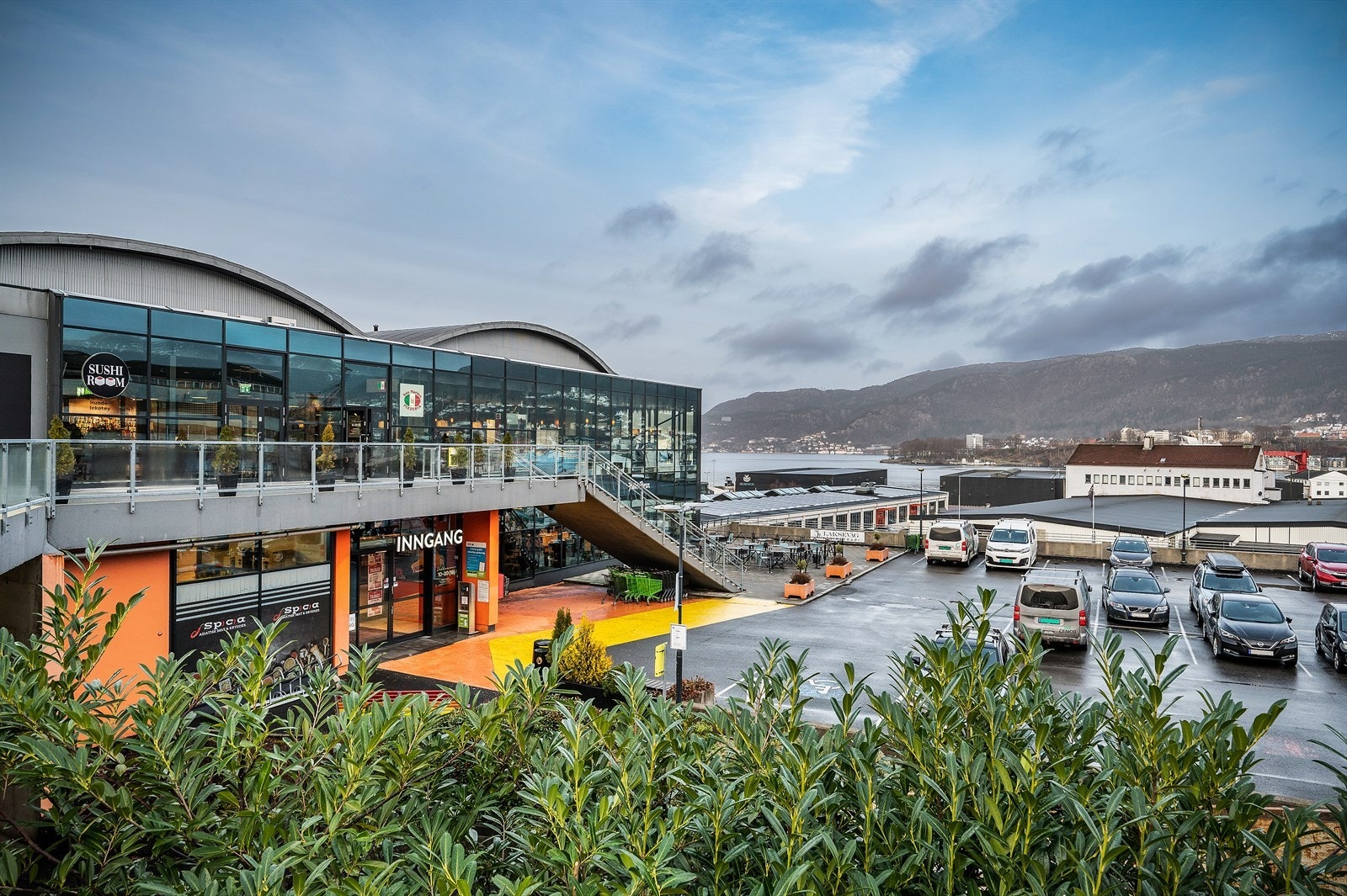 - Laksevåg senter ligger kun en 13 minutters spasertur fra leiligheten - Galleribilde