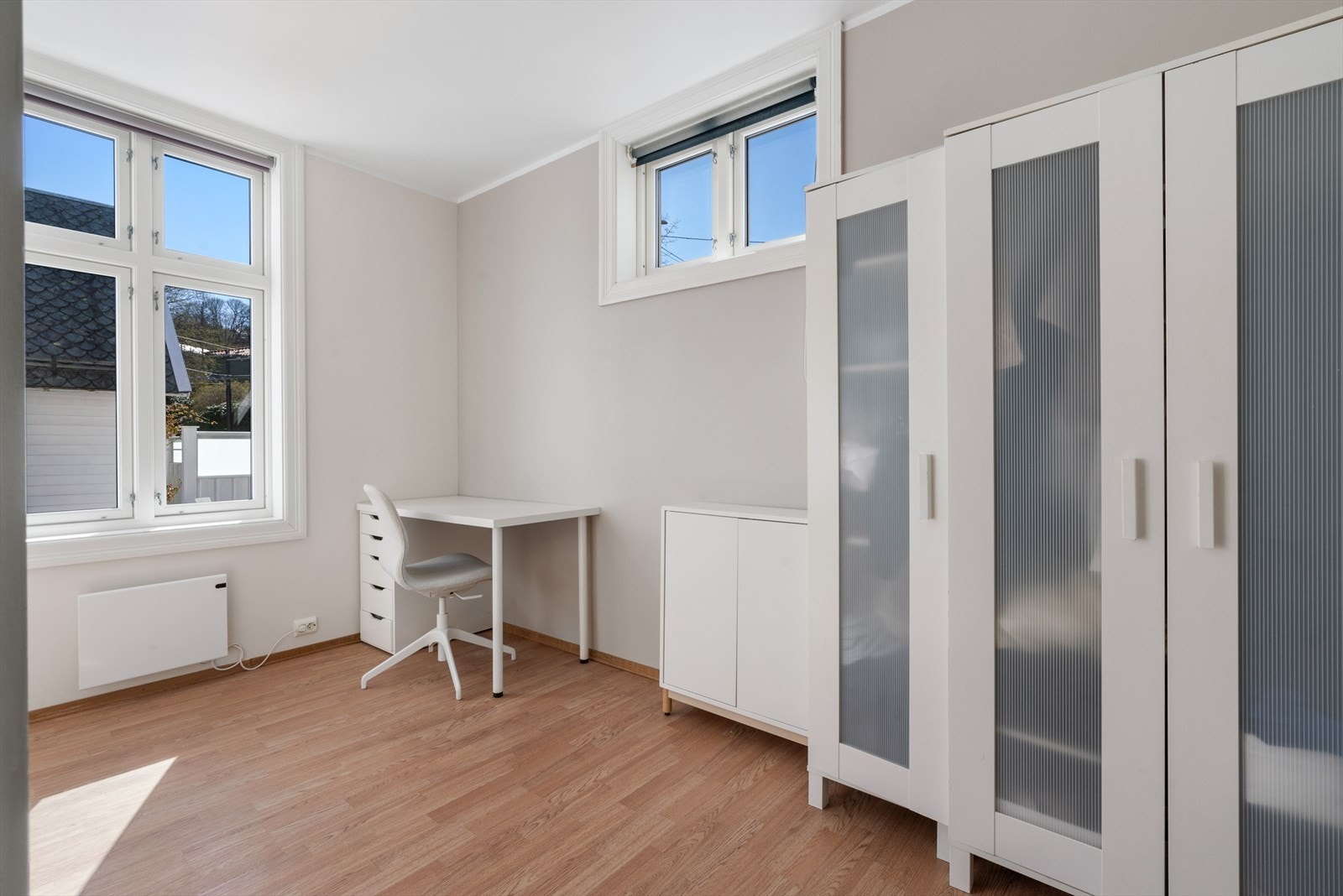 - Soverommet er av god størrelse med god plass til dobbeltseng, garderobeskap og øvrige møblement - Galleribilde