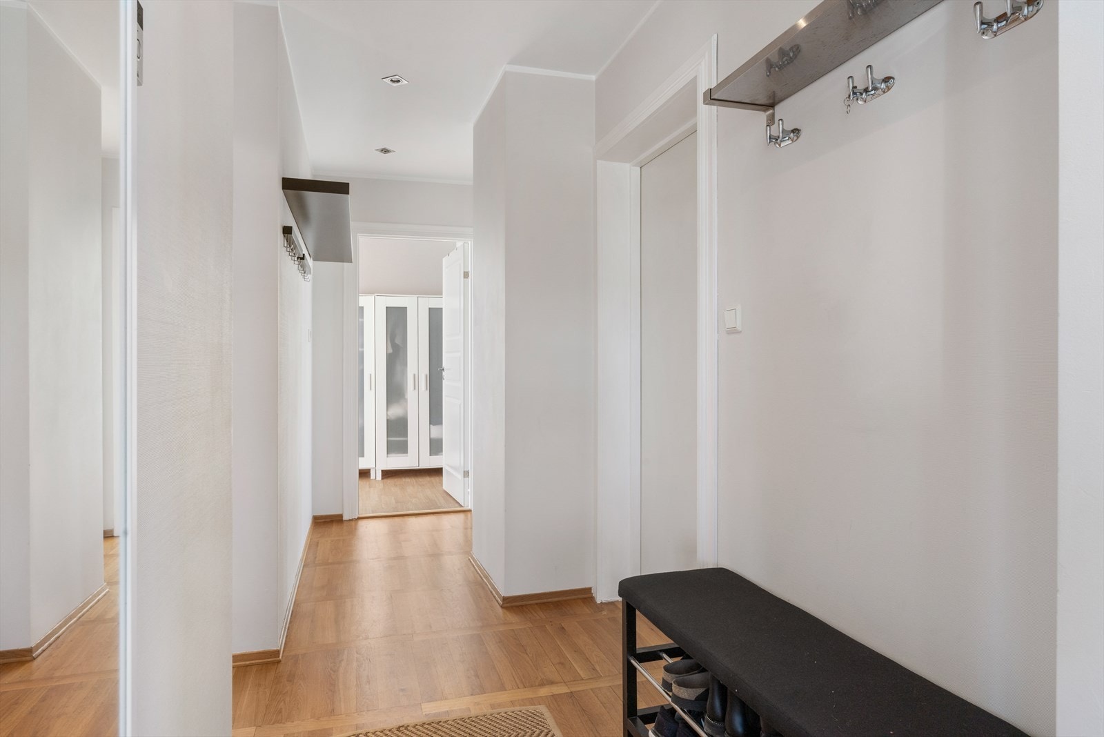 - Velkommen inn i en lys og innbydende entré/gang - Galleribilde