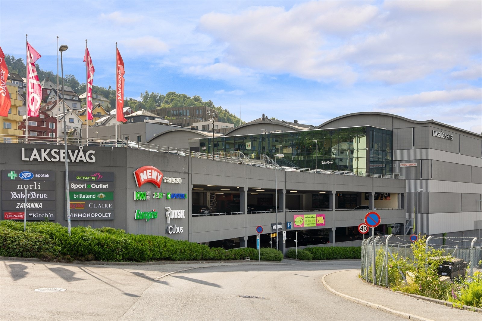 - Laksevåg senter med 36 butikker - Galleribilde