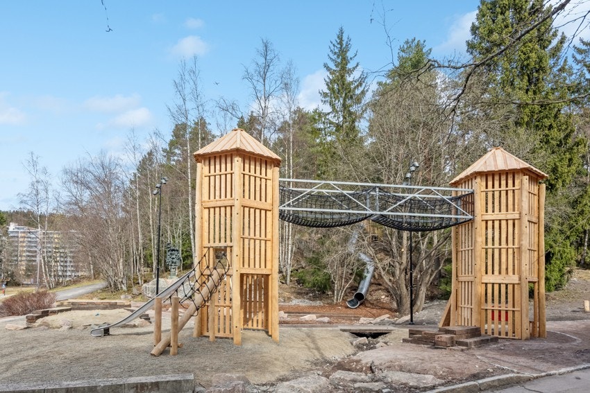 Flotte lekeområder på Svarttjern til barna og området er lukket mot veien med bom. Galleribilde