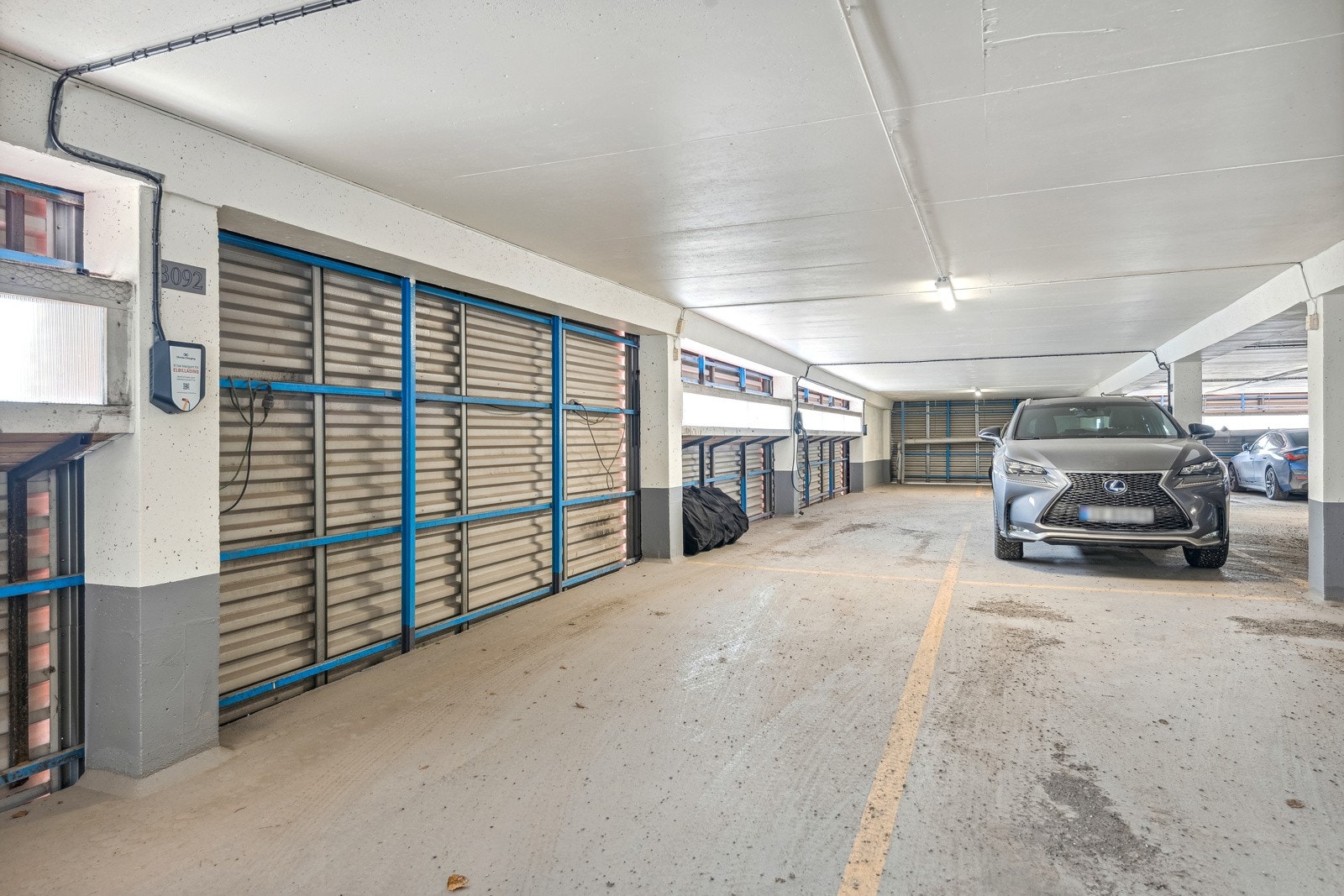 Det følger 1 fast garasjeplass i felles garasjeanlegg med leiligheten. Det er lagt opp til at hver beboer kan etablere ladestasjon for elbil på egen parkeringsplass for egen bekostning. Galleribilde