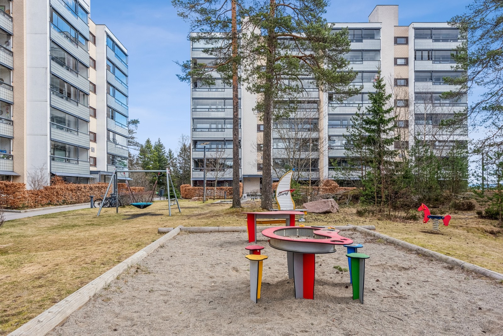 Svarttjern borettslag er prisbelønt for sine fine uteområder. Det er fine lekeplasser og sittegrupper til bruk for alle beboere. Galleribilde