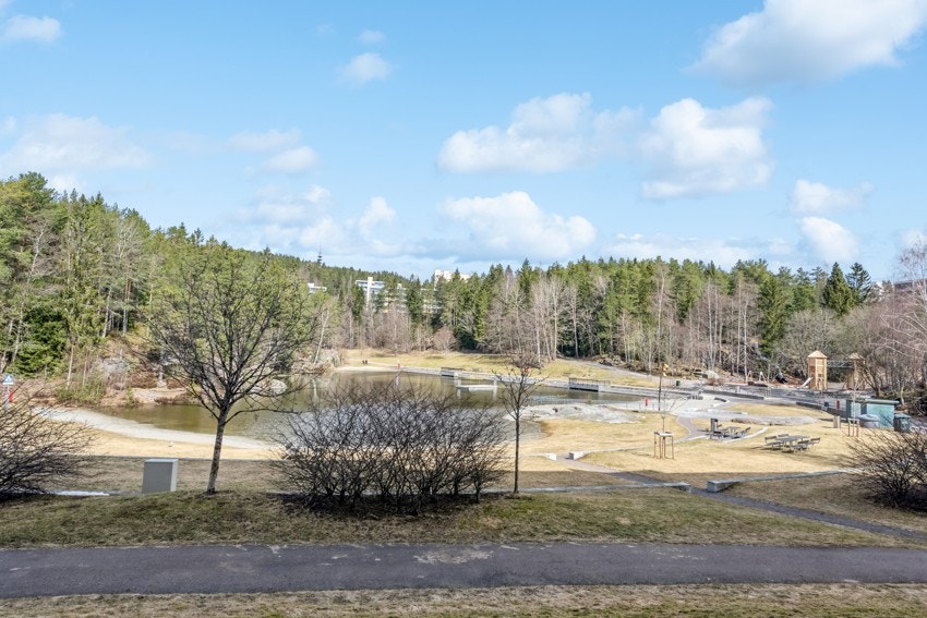Fantastisk naturområde ved Svarttjern badevann. Det er bilfrie områder innenfor hvert borettslag. Du kan gå til barnehager, skoler og nærbutikker. Galleribilde