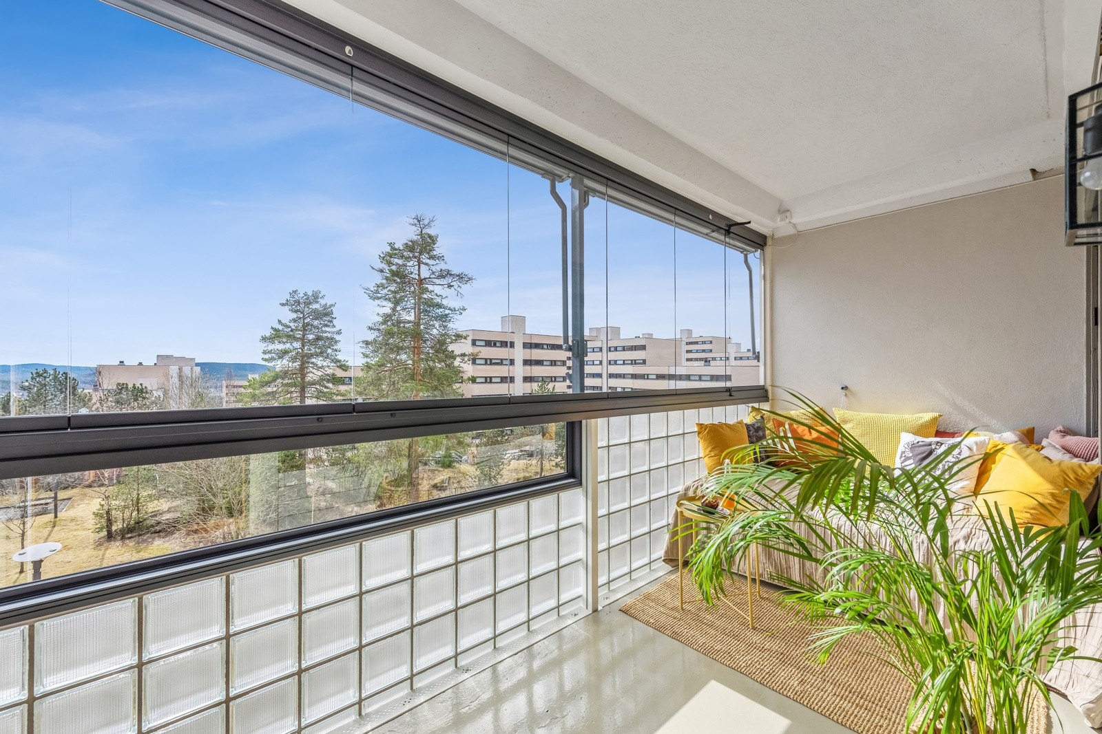 Lag din egen oase av møbler og blomster og nyt solrike dager og lune kvelder på egen balkong. Galleribilde